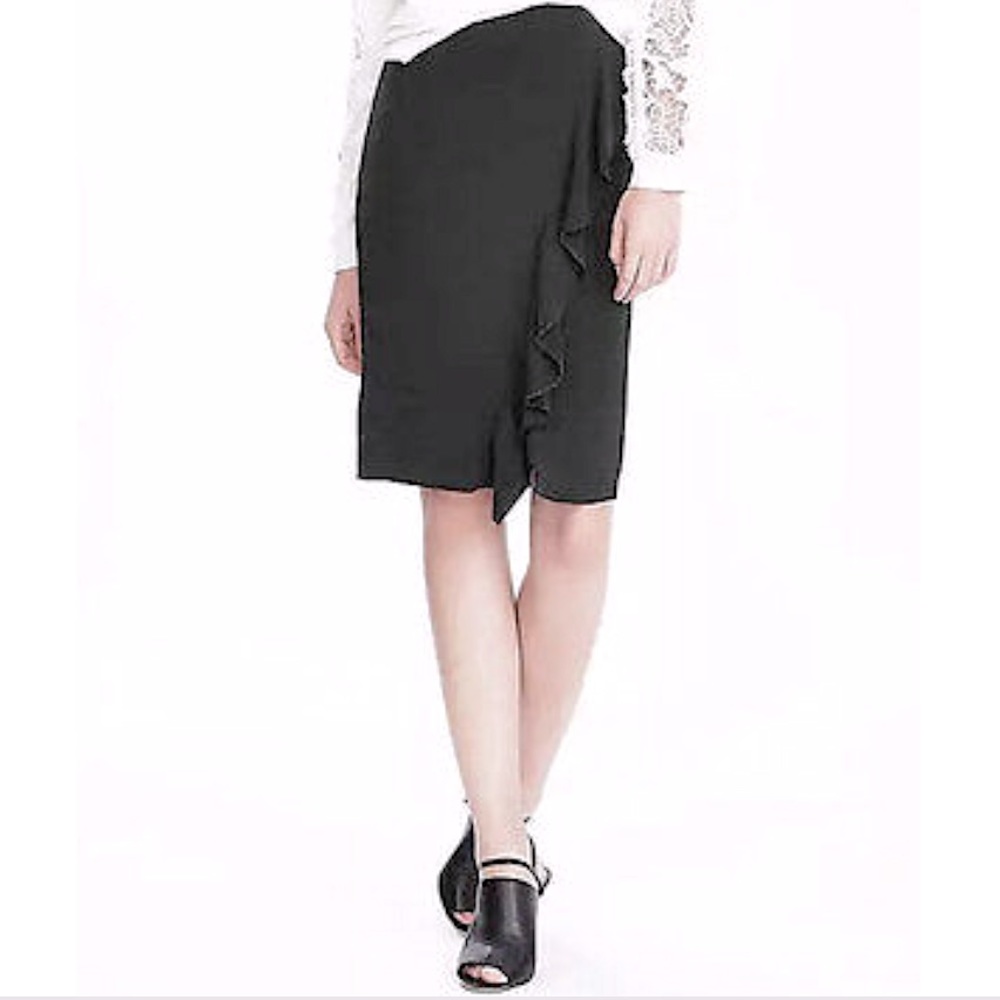 6𝒇𝒐𝒓$50 BANANA REPUBLIC black pencil skirt Size6